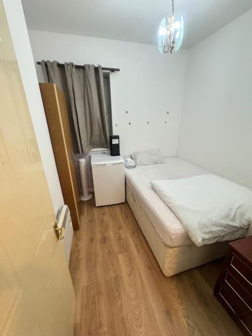 Private Double Bedroom In Hounslow Near Heathrow Londra Exterior foto